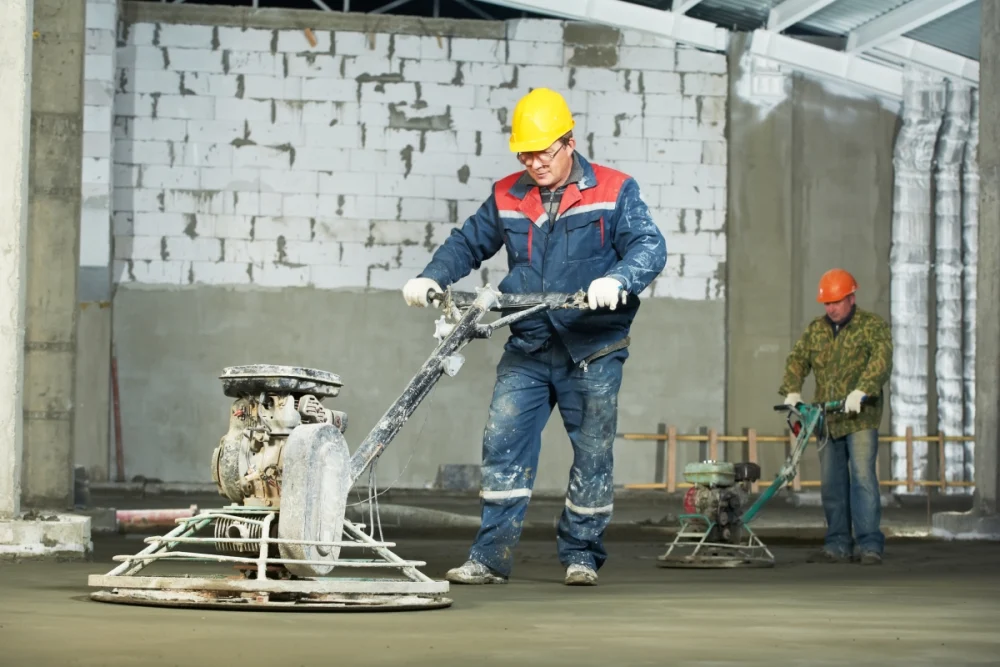 دستگاه Concrete Finisher در حال پرداخت بتن با سطوح صاف و یکنواخت