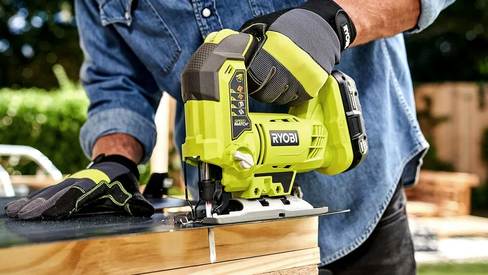 اره برقی ساختمانی Power Saw در حال کار بر روی بتن