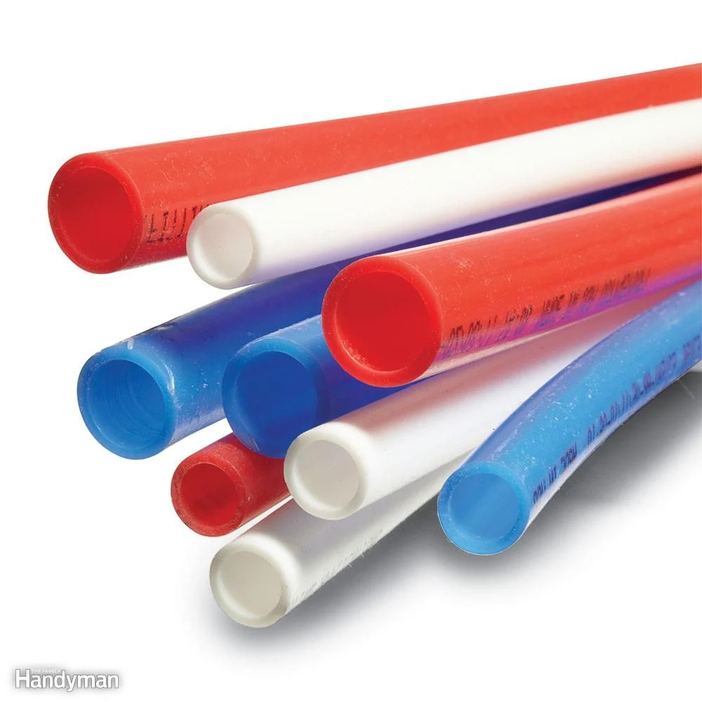 لوله PEX نصب شده در یک پروژه ساختمانی با نمایش اتصالات فشار