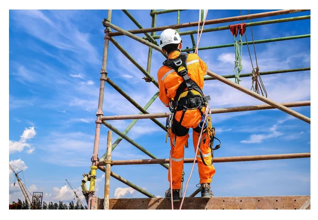 کارگر با استفاده از سکوهای کاری در ارتفاع، نشان‌دهنده ایمنی و دقت در نصب