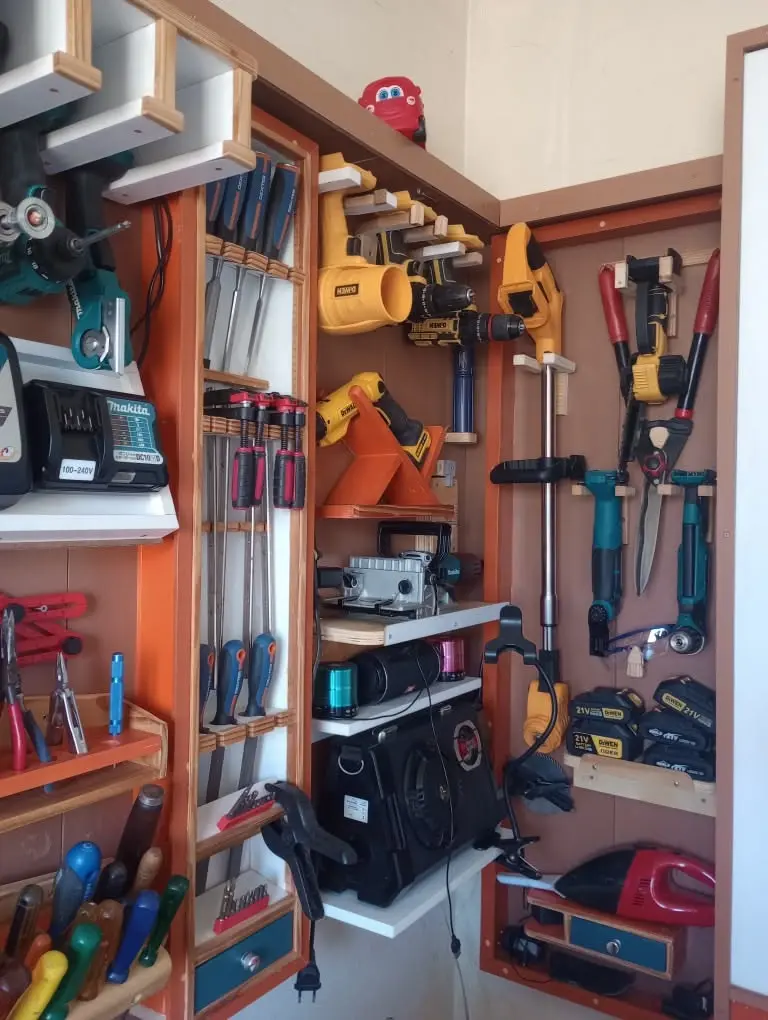 کارگاه صنعتی با تجهیزات مختلف برای تولید قطعات فلزی