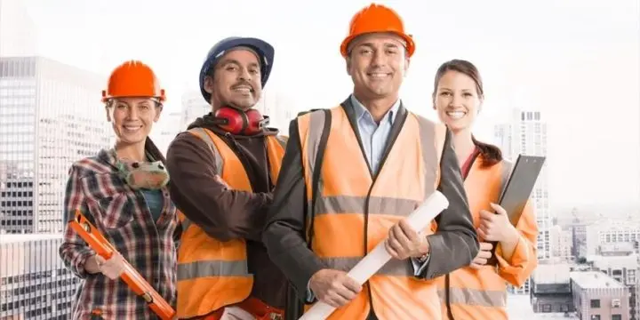 مدرس در حال ارائه مطالب تخصصی در یک سمینار آموزشی ساخت‌وساز با استفاده از تجهیزات مدرن