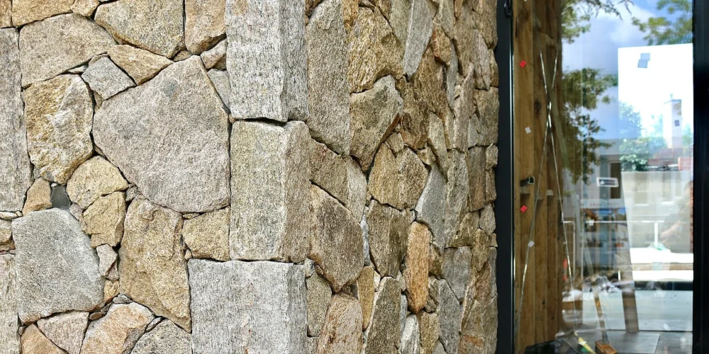 نمونه‌ای از استفاده سنگ طبیعی در ورودی ساختمان با طراحی مدرن