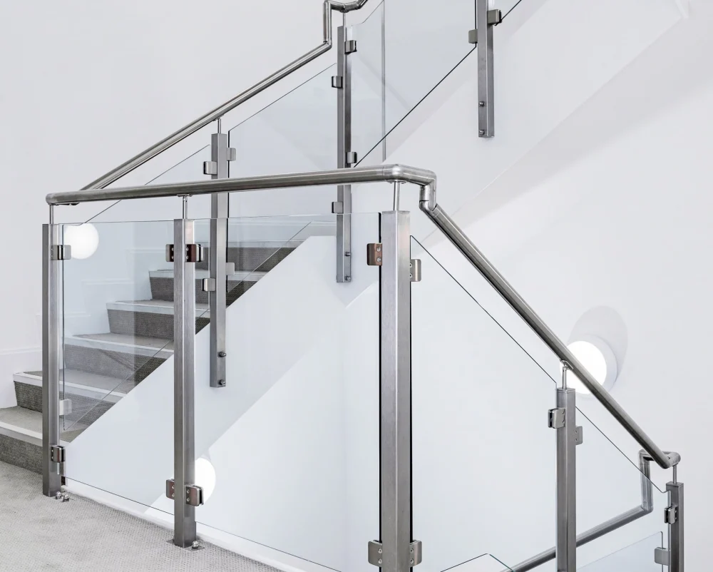 نرده شیشه‌ای با سیستم فلزی ضد زنگ برای استفاده در محیط‌های بیرونی