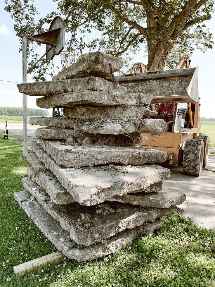کارگران در حال استفاده از مصالح بازیافتی در یک پروژه ساختمانی