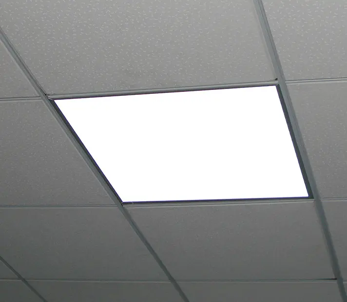 پنل نورپردازی LED نصب شده در سقف با طراحی مدرن و نورپردازی یکنواخت