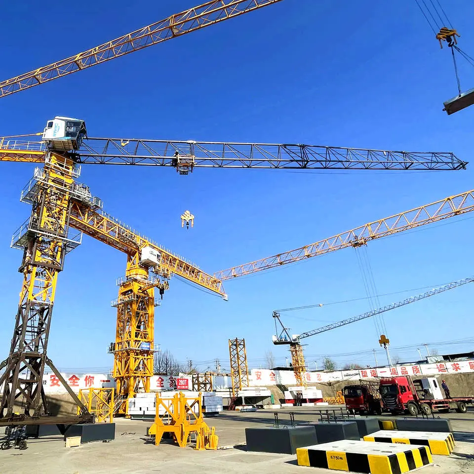 کارگر با تجهیزات ایمنی در حال استفاده از پلتفرم بالابری