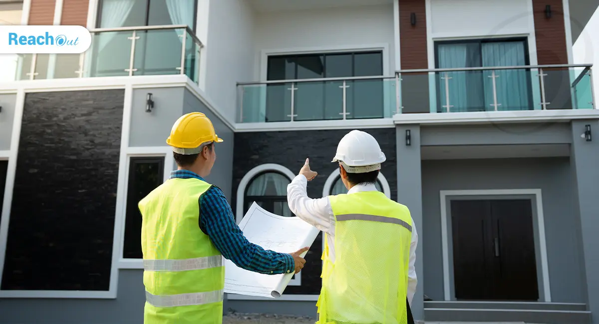 تیم مهندسی در حال بررسی نقشههای فنی یک پروژه ساختمانی