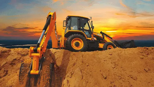 بکهو ساختمانی در حال بارگیری مواد در یک سایت پروژه